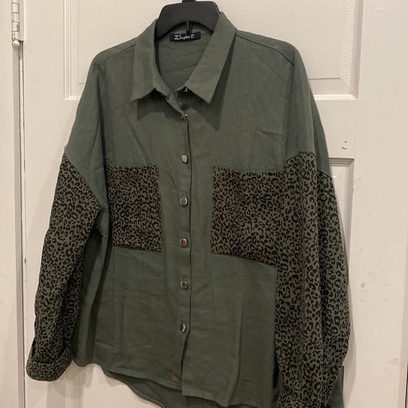 Simplee Animal Print Cotton Button Down Size XL - Picture 3 of 9